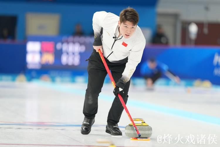 冬奥会冰壶资格赛：中国混双组合7-5力克对手 三连胜居首